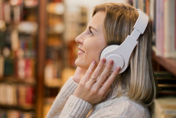 Narrador de audiolibros