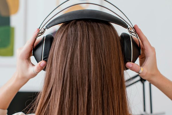 Locutores voz en off para guías de audio